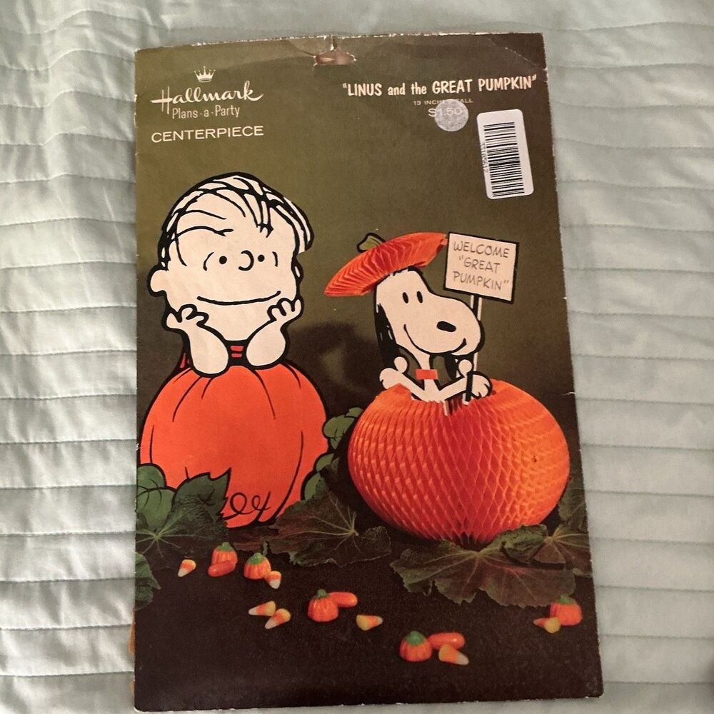 Vintage Hallmark Peanuts Linus Snoopy Great Pumpkin Honeycomb Centerpiece 13”